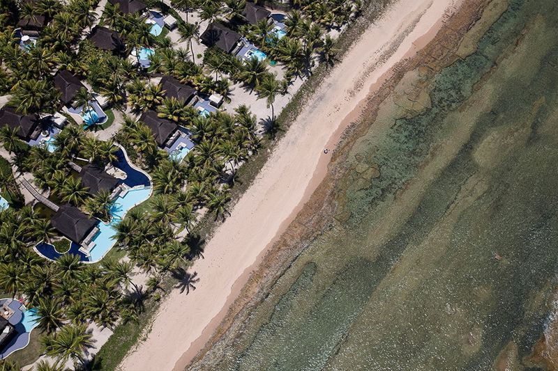Vista aérea lateral da praia do Nannai Resort